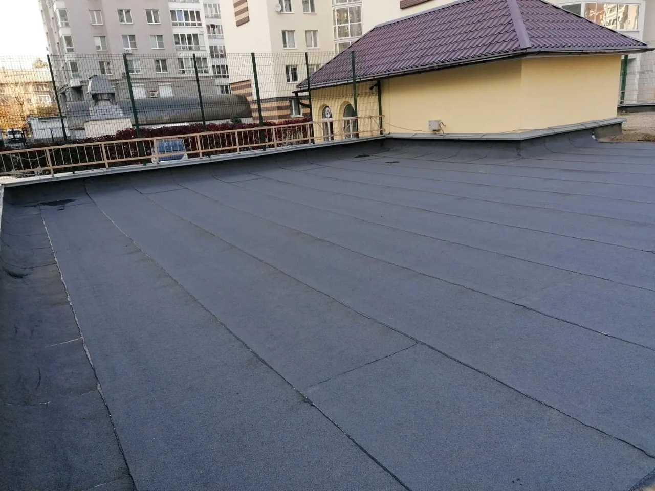 Готовая кровля городского объекта